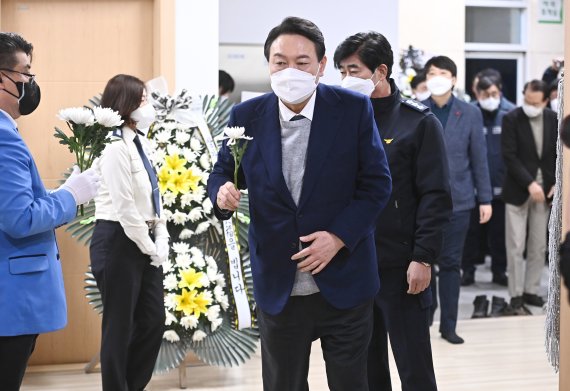 국민의힘 윤석열 대선 후보와 이준석 대표가 6일 오후 경기도 평택 제일장례식장에 마련된 고 이형석 소방경의 빈소를 찾아 조문하고 있다. 2022.01.06. jtk@newsis.com <저작권자ⓒ 공감언론 뉴시스통신사. 무단전재-재배포 금지.> /사진=뉴시스화상