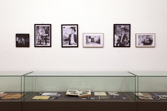 [서울=뉴시스] 박진희 기자 = 한국 추상회화의 역사를 돌아보는 기획전 '에이도스(eidos)’를 찾아서: 한국 추상화가 7인' 전시가 내일부터 2월 6일 까지 서울 종로구 학고재 전관에서 열린다. 이번 전시는 이봉상(1916~1970), 류경채(1920~1995), 강용운(1921~2006), 이상욱(1923~1988), 천병근(1928~1987), 하인두(1930~1989), 이남규(1931~1993) 작가의 작품 57점을 선보인다. 사진은 작가들의 생전 기록과 전시활동을 전시한 아카이브 섹션. 2022.01.06. pak713