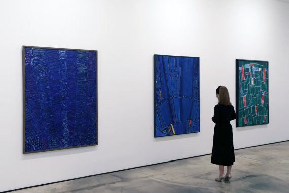 [서울=뉴시스] 박진희 기자 = 한국 추상회화의 역사를 돌아보는 기획전 '에이도스(eidos)’를 찾아서: 한국 추상화가 7인' 전시가 내일부터 2월 6일 까지 서울 종로구 학고재 전관에서 열린다. 이번 전시는 이봉상(1916~1970), 류경채(1920~1995), 강용운(1921~2006), 이상욱(1923~1988), 천병근(1928~1987), 하인두(1930~1989), 이남규(1931~1993) 작가의 작품 57점을 선보인다. 2022.01.06. pak7130@newsis.com