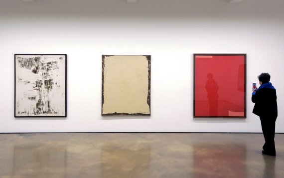 [서울=뉴시스] 박진희 기자 = 한국 추상회화의 역사를 돌아보는 기획전 '에이도스(eidos)’를 찾아서: 한국 추상화가 7인' 전시가 내일부터 2월 6일 까지 서울 종로구 학고재 전관에서 열린다. 이번 전시는 이봉상(1916~1970), 류경채(1920~1995), 강용운(1921~2006), 이상욱(1923~1988), 천병근(1928~1987), 하인두(1930~1989), 이남규(1931~1993) 작가의 작품 57점을 선보인다. 2022.01.06. pak7130@newsis.com