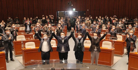 윤석열 국민의힘 대선 후보와 이준석 대표가 6일 서울 여의도 국회에서 열린 의원총회에서 단독 회동을 마치고 회의장에 돌아와 두 팔을 들어올리고 있다. 왼쪽부터 김기현 원내대표, 윤 후보, 이 대표, 권영세 중앙선거대책본부장. 2022.1.6/뉴스1 © News1 이동해 기자 /사진=뉴스1