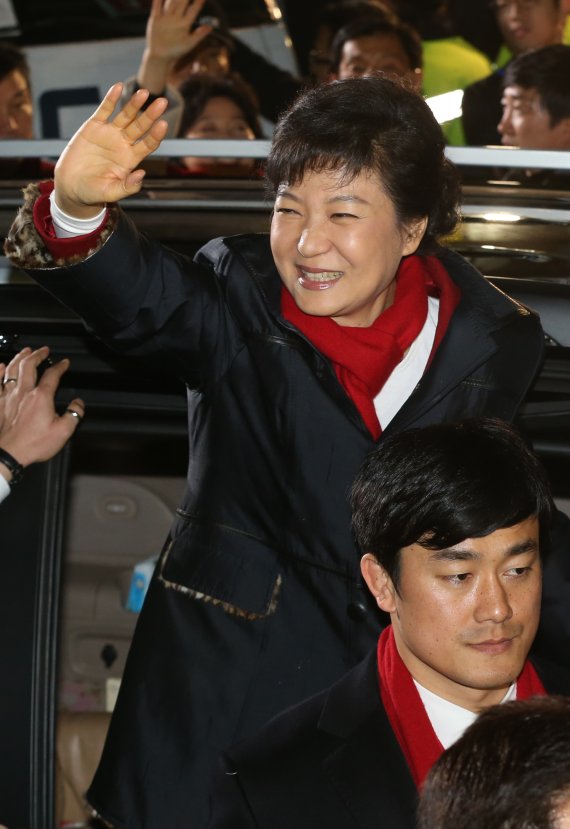 2012년 12월 19일 제18대 대통령으로 당선이 확실시 된 박근혜 새누리당 후보가 서울 여의도 당사를 방문한 후 차량에 오르며 지지자들을 향해 손을 들어 인사하고 있다. © News1