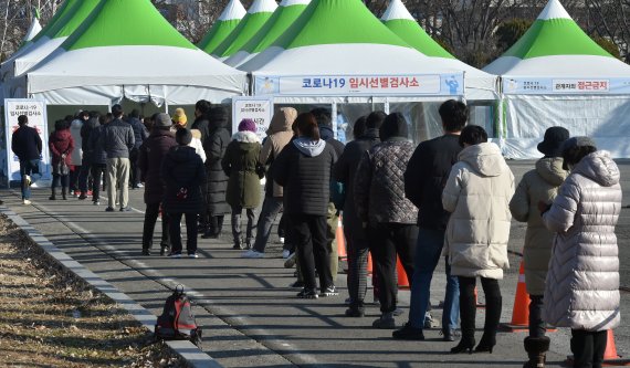 대구시 달서구 옛 두류정수장(대구시청 신청사 건립 예정지)에 마련된 임시선별검사소에서 시민들이 '코로나19' 진단검사를 받기 위해 순서를 기다리고 있다. 사진=뉴시스