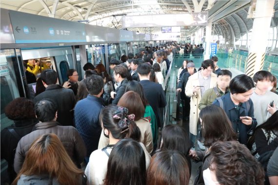 공항철도는 차내 혼잡도 감소와 운행시격 단축을 위해 2025년 투입을 목표로 신규 차량 9편성(54량)을 추가 제작한다. 사진은 출근시간대 서울역 방면 계양역 승강장 전경. / 공항철도 제공