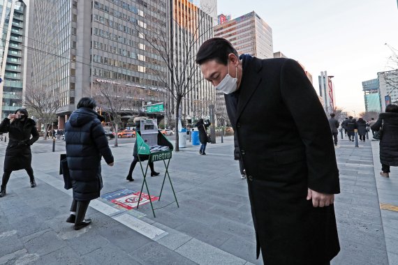 윤석열 국민의힘 대선후보가 6일 오전 서울 영등포구 여의도역 인근에서 출근길 인사를 하고 있다. 2022.1.6/뉴스1 © News1 이승배 기자 /사진=뉴스1