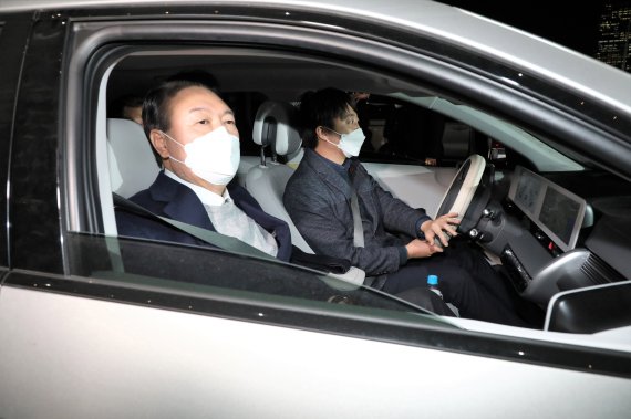 [서울=뉴시스] 김선웅 기자 = 윤석열 국민의힘 대선 후보와 이준석 대표가 지난 6일 오후 서울 여의도 국회에서 열린 의원총회를 마친 후 차량에 탑승하고 있다. (공동취재사진) 2022.01.06. photo@newsis.com