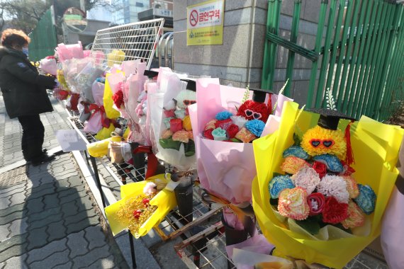 6일 졸업식이 열린 대구의 한 중학교 교문 앞에서 꽃을 파는 노점상이 꽃다발을 진열하고 있다. 2022.1.6/뉴스1 © News1 공정식 기자