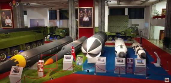 작년 10월 북한 국방발전전람회에 전시된 미사일들. 왼족부터 중거리탄도미사일 '화성-12형', MARV 미사일(.빨간색 네모), 잠수함발사탄도미상(SLBM) '북극성-5형'(추정), '북극성-1형', 신형 SLBM (조선중앙TV 캡처) © 뉴스1