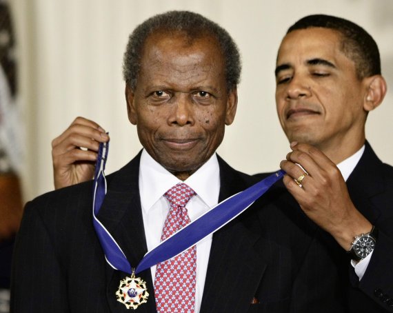 전설적인 미국 배우 고 시드니 포이티어(왼쪽)가 2009년 8월 12일(현지시간) 미국 워싱턴 백악관에서 버락 오바마 대통령으로부터 '대통령 자유메달'을 받고 있다. AP뉴시스