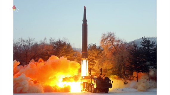 [서울=뉴시스] 북한 조선중앙TV는 지난 5일 국방과학원이 극초음속 미사일 시험발사를 진행했다고 6일 보도 했다. (사진=조선중앙TV 캡처) 2022.01.06. photo@newsis.com *재판매 및 DB 금지