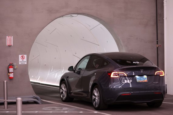 미국 네바다주 라스베이거스 컨벤션센터에서 일론 머스크가 설립한 보링 컴퍼니의 '베가스 루프'를 통해 테슬라 차량이 운행되는 모습. 2022.1.4/뉴스1 © News1 조태형 기자