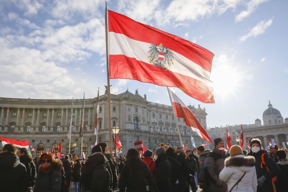 지난 8일 오스트리아 빈에서 정부의 코로나19 백신 정책에 항의하는 시위대가 행진하고 있다.AP뉴시스