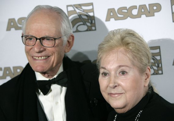 유명 작사가 고 매릴린 버그먼(오른쪽)과 남편 앨런이 2008년 5월 6일(현지시간) 미국 캘리포니아주 베벌리힐스에서 열린 ASCAP 영화·TV 음악상 시상식에서 공로상을 받은 뒤 포즈를 취하고 있다. AP뉴시스
