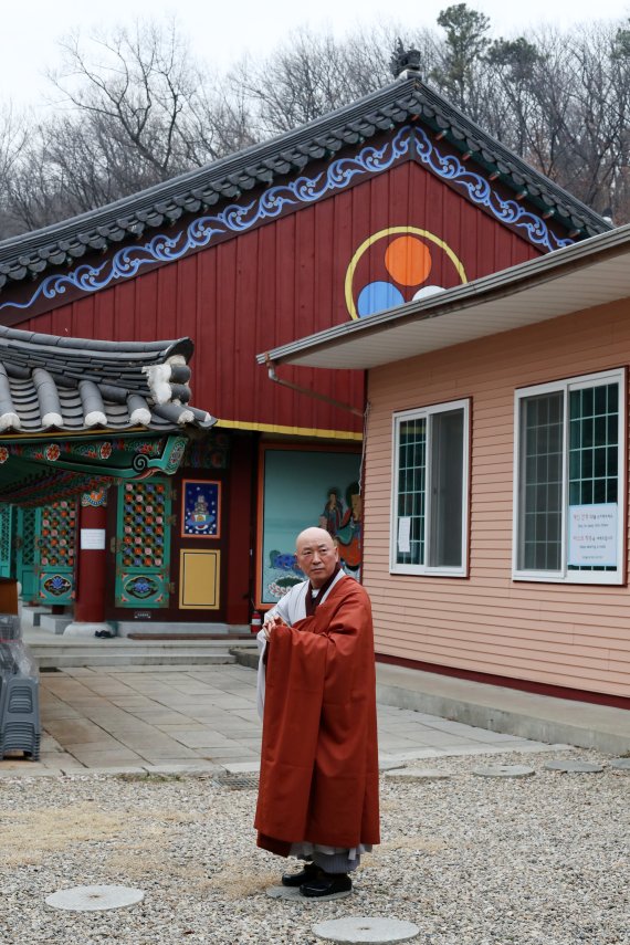 [서울=뉴시스] 박진희 기자 = 도신 스님이 지난해 12월 28일 서울 동작구 국립서울현충원 내 호국지장사에서 뉴시스와 인터뷰 하고 있다. 도신 스님은 조계종이 은퇴자도 출가할 수 있는 ‘은퇴출가’ 제도를 통해 승려가 되었다. 2022.01.09. pak7130@newsis.com