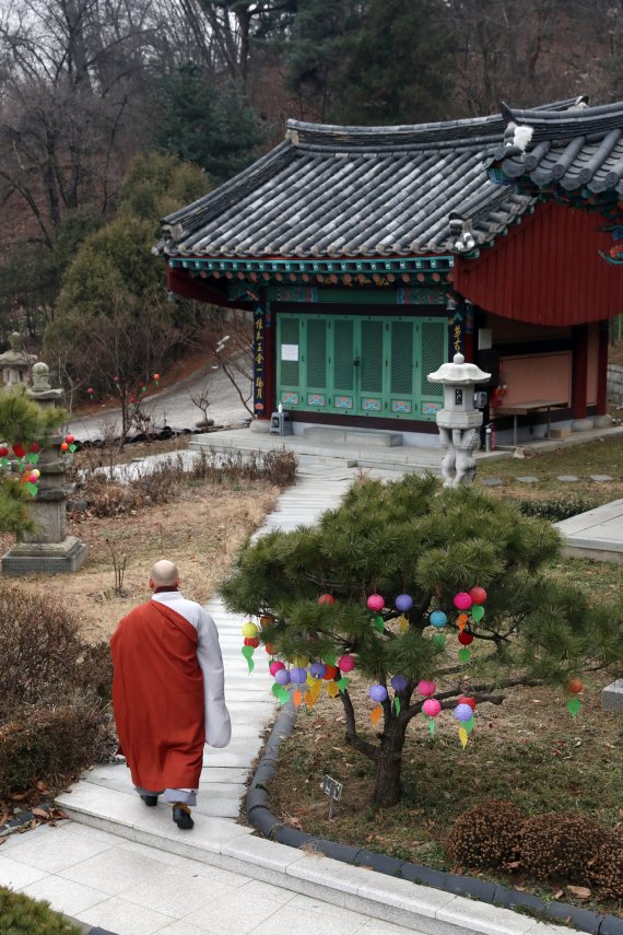 [서울=뉴시스] 박진희 기자 = 도신 스님이 지난해 12월 28일 서울 동작구 국립서울현충원 내 호국지장사에서 뉴시스 인터뷰를 마치고 사진촬영을 하고 있다. 도신 스님은 조계종이 은퇴자도 출가할 수 있는 ‘은퇴출가’ 제도를 통해 승려가 되었다. 2022.01.09. pak7130@newsis.com