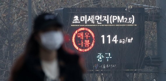 [뉴스1PICK]미세먼지 공습에 '숨이 턱'… 새해 첫 '비상저감조치'
