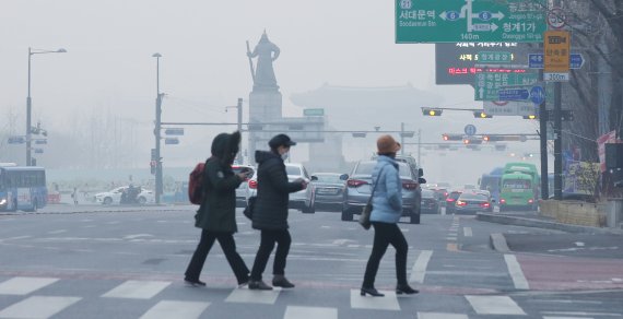 올해 첫 미세먼지 비상저감조치가 시행된 9일 오전 서울 광화문네거리 일대가 뿌옇게 보이고 있다. 2022.1.9/뉴스1 © News1 박지혜 기자