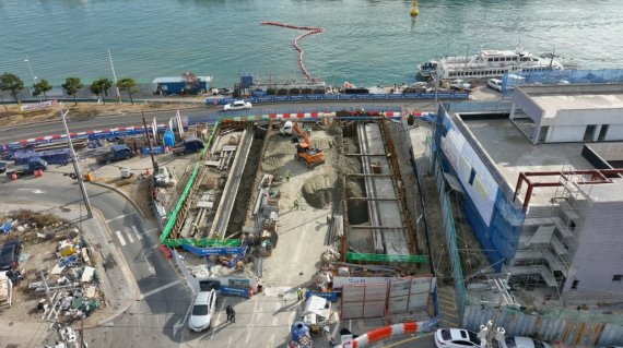 [포항=뉴시스] 강진구 기자 = 경북 포항시는 학산천 생태하천 복원사업을 단계별·구간별로 착착 진행하고 있다고 9일 밝혔다. 사진은 학산천 공사 구간.(사진=포항시 제공) 2021.12.09.photo@newsis.com *재판매 및 DB 금지