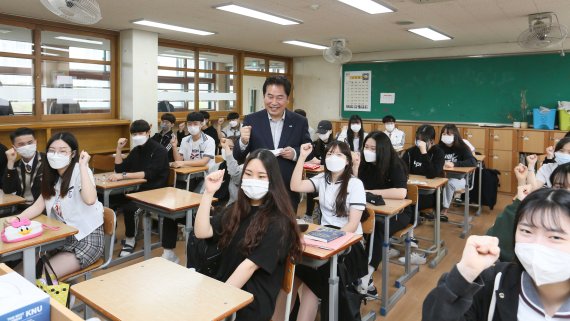 "학교 갈때, 군대 갈때 쓰세요"… 입학·입영지원금 전국 확산