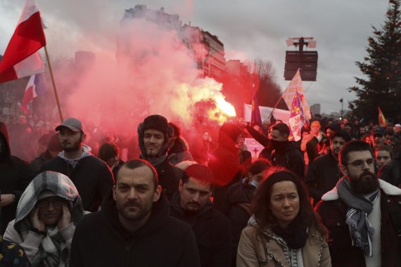 8일(현지시간) 프랑스 수도 파리에서 코로나19 백신 패스에 대한 반대 시위가 열리고 있다. 2022.01.09. /사진=뉴시스