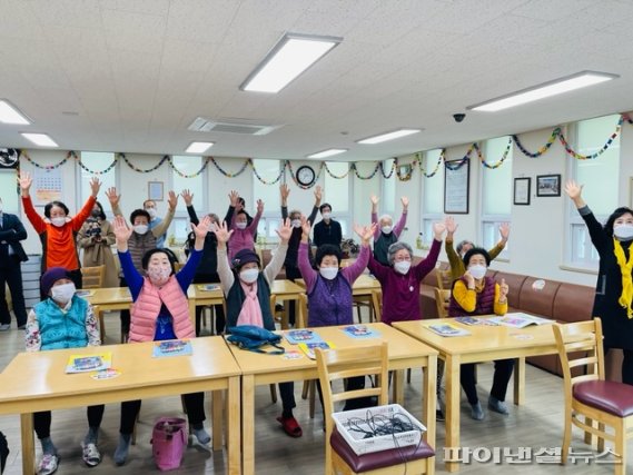 부천시 스마트경로당 온라인 교육 참여. 사진제공=부천시