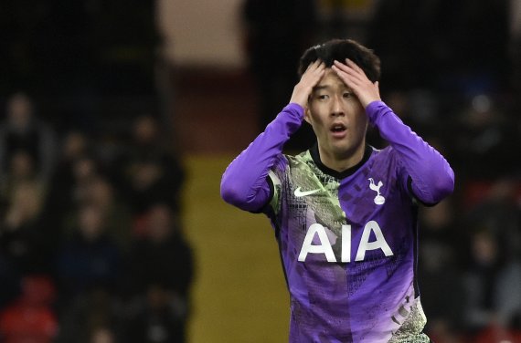 [왓퍼드=AP/뉴시스] 토트넘 홋스퍼의 손흥민이 1일(현지시간) 영국 왓퍼드의 비커리지 로드에서 열린 2021-22 잉글랜드 프로축구 프리미어리그(EPL) 21라운드 왓퍼드와의 경기 중 득점 기회를 놓치고 아쉬워하고 있다. 손흥민은 후반 추가시간 프리킥으로 다빈손 산체스의 헤딩 결승 골을 도와 팀의 1-0 승리에 이바지하며 최고 평점을 받았다. 2022.01.02.