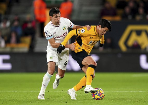 [울버햄프턴=AP/뉴시스] 울버햄프턴 원더러스의 황희찬이 1일(현지시간) 영국 울버햄프턴의 몰리뉴 스타디움에서 열린 2021~22 잉글랜드 프로축구 프리미어리그(EPL) 14라운드 번리와의 경기에 선발 출전해 공을 다투고 있다. 황희찬은 84분을 소화하며 공격 포인트를 올리지 못했고 팀은 0-0으로 비겼다. 2021.12.02.