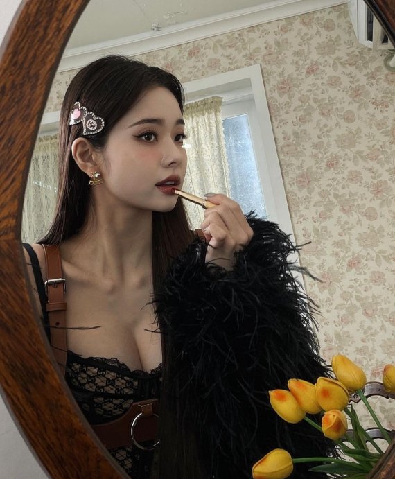 [서울=뉴시스] 프리지아, 거울 보며 립스틱 바르는 것도 그림 같네 2022.01.10 (사진=프리지아 SNS 제공) photo@newsis.com*재판매 및 DB 금지 *재판매 및 DB 금지