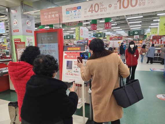 10일 오후 12시30분 서울 마포구 합정구에 위치한 홈플러스 입구에서 손님들이 QR코드를 찍고 있다/사진=이진혁 기자