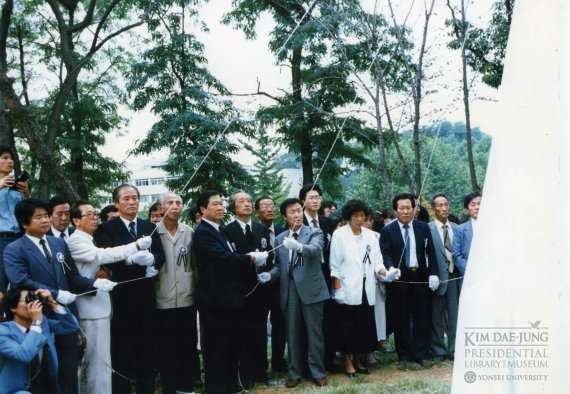 1988년 9월 14일 고(故) 이한열 열사 추모비 제막식에서 배은심 여사(우측 하얀색 옷)가 추모비에 있는 천을 제막하기 직전의 모습. © 뉴스1 (연세대 김대중도서관 제공)