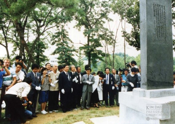 1988년 9월 14일 고(故) 이한열 열사 추모비 제막 직후 오열하는 배은심 여사(우측 하얀색 옷). © 뉴스1 (연세대 김대중도서관 제공)