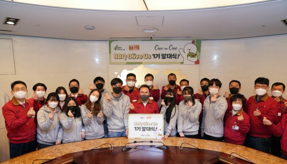 제너시스BBQ 윤홍근 회장(사진 가운데)과 '올리버스' 1기 회원들이 기념촬영을 하고 있다. / 사진=제너시스BBQ 제공