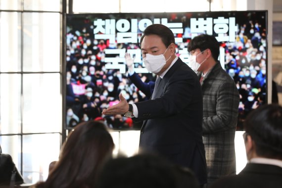 [서울=뉴시스] 국회사진기자단 = 윤석열 국민의힘 대선 후보가 11일 오전 서울 성동구 성수동의 한 카페에서 "진심.변화.책임"을 키워드로한 신년 기자회견을 마친 뒤 취재진들의 질문을 받고 있다. 2022.01.11. photo@newsis.com