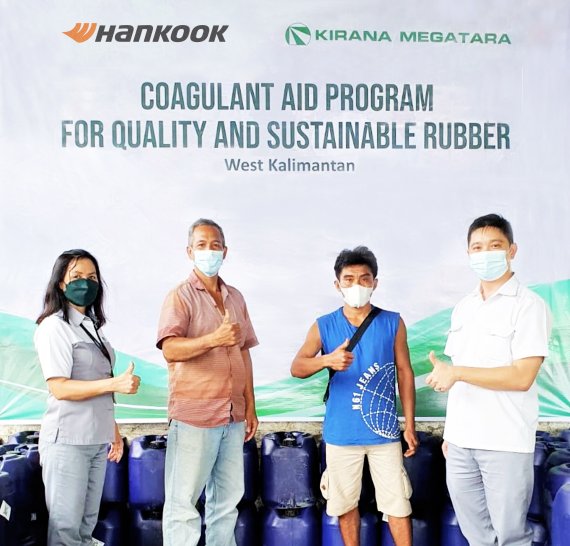 한국타이어앤테크놀로지는 GPSNR(Global Platform for Sustainable Natural Rubber) 활동의 일환으로 인도네시아 소규모 고무농가에 포름산을 제공해 천연고무 생산성 및 품질향상을 돕고 있다고 12일 밝혔다. 한국타이어앤테크놀로지 제공