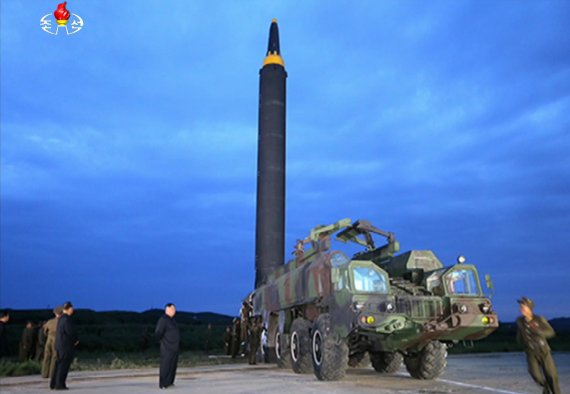 【서울=뉴시스】김정은 조선노동당 위원장 겸 조선인민군 최고사령관이 조선인민군 전략군 중장거리전략탄도로케트 '화성-12형' 발사훈련을 현지 지도했다고 30일 조선중앙TV가 보도했다. 2017.08.30. (사진=조선중앙TV 캡처) photo@newsis.com