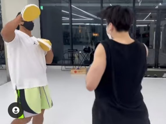 [서울=뉴시스] 정국, 장기휴가 중에도 화이팅 넘치네..."복싱 중에도 빛나는 월드스타" 2022.01.12 (사진=정국 sns 제공) photo@newsis.com*재판매 및 DB 금지 *재판매 및 DB 금지