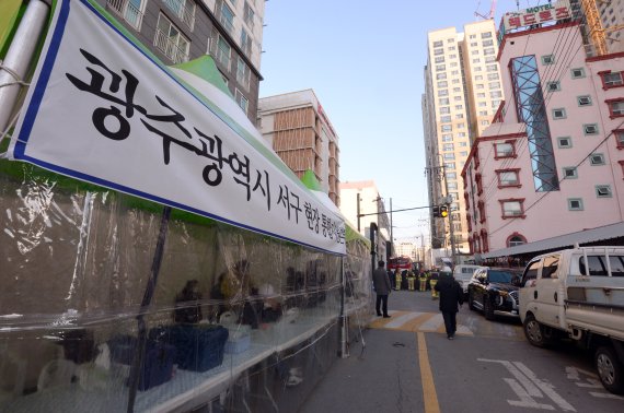 광주 구의원들 아파트 붕괴 현장서 추태.. 명함 돌렸다
