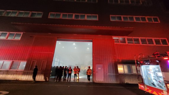 12일 오전 4시21분께 울산시 울주군 온산읍 동남정밀1공장 주조동 주조기에서 화재가 발생했다.