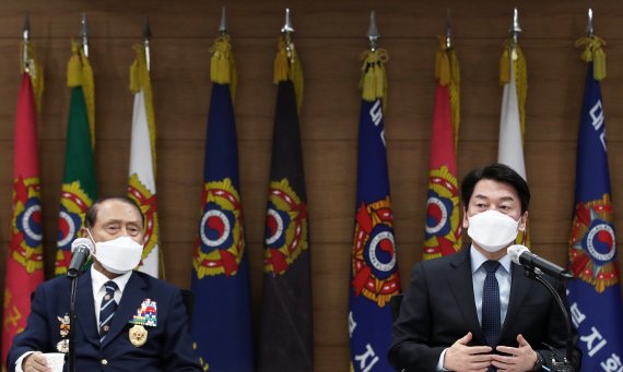 안철수 국민의당 대선 후보(오른쪽)가 12일 오후 서울 서초구 대한민국재향군인회 회의실에서 열린 회장단과의 간담회에서 인사말을 하고 있다. 사진=뉴시스