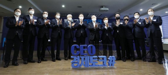 이재명 더불어민주당 대선 후보와 손경식 한국경영자총협회 회장 등 참석자들이 12일 오후 서울 마포구 경총회관에서 열린 10대 그룹 CEO 토크 '넥타이 풀고 이야기합시다'를 마친 후 기념촬영을 하고 있다. 2022.1.12/뉴스1 © News1 국회사진취재단