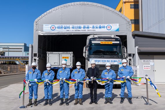 12일 포스코 유병옥 산업가스·수소사업부장(왼쪽 네번째)과 이진수 광양제철소장(왼쪽 세번째), 유원양 TEMC 대표(왼쪽 다섯번째)가 광양제철소 산소공장에서 열린 '네온 생산 설비 준공 및 출하식' 행사에서 기념 촬영을 하고 있다. 포스코 제공