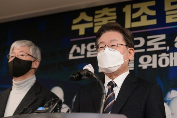 이재명 더불어민주당 대선 후보가 12일 서울 서초구 한국산업기술진흥협회에서 산업 분야 정책 공약 발표를 하고 있다. 2022.1.22/뉴스1 © News1 국회사진취재단