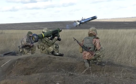 12일(현지시간) 우크라이나 국방부가 공개한 사진에서 도네츠크 지역에서 훈련 중인 우크라이나군이 미국에서 제공한 재블린 대전차 미사일 사격 훈련을 하고 있다.AP뉴시스