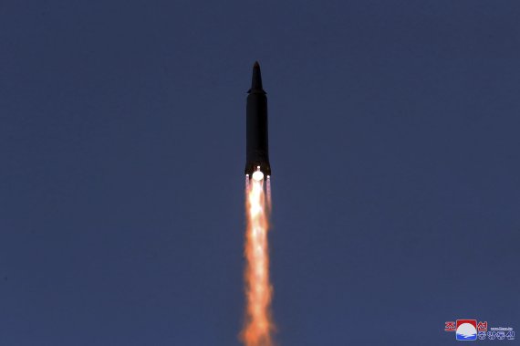 [평양=AP/뉴시스]지난 11일 북한이 극초음속 미사일 시험 발사를 하고 있다. 2022.01.12. /사진=뉴시스