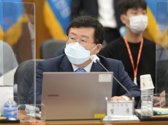 연설 마친 박지현 비대위원장에 민주당 의원 "마스크를.."