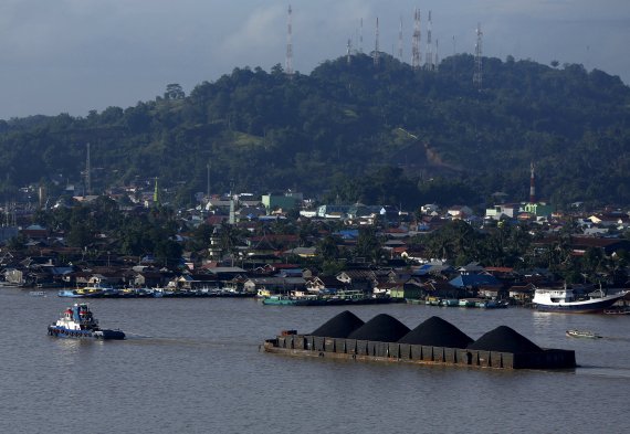인도네시아, 37척 허가에도 석탄 수출 제한...3척 한국행