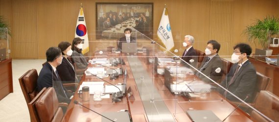 이주열 한국은행 총재가 14일 오전 서울 세종대로 한국은행에서 열린 금융통화위원회 본회의에서 회의를 주재하고 있다. 한국은행 제공