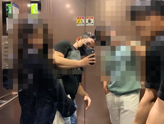 활발한 성격의 최재성 군은 사교성이 좋아 친구들이 많았다고 유족은 전했다. 사진 왼쪽에서 두번째 최재성군이 카메라를 들고 친구들과 단체사진을 찍고있다.(피해자 가족 제공)/2022.1.14/© 뉴스1