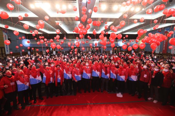 윤석열 국민의힘 대선 후보가 14일 오후 경남 창원시 창원컨벤션센터에서 열린 국민의힘 경남선대위 '필승 결의대회'에 참석해 대선 승리를 다짐하며 풍선을 날려보내고 있다. 2022.1.14/뉴스1 © News1 구윤성 기자