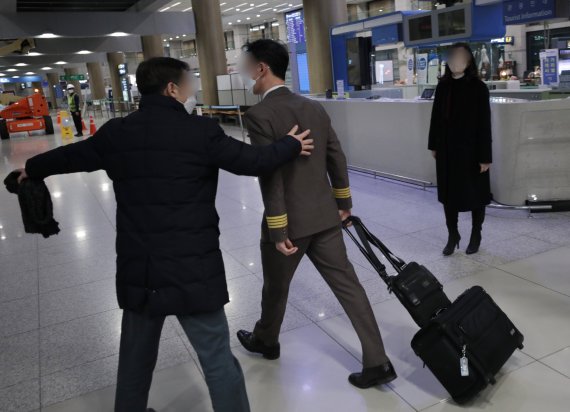 '8일만의 귀국' 아시아나항공 기장 인터뷰 "가족 얼굴보니 기뻐서 눈물나"